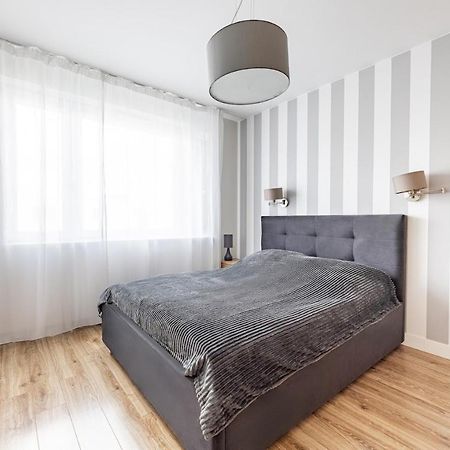 Fajny Apartament Z Parkingiem, Obok Metra. Varsovia Exterior foto