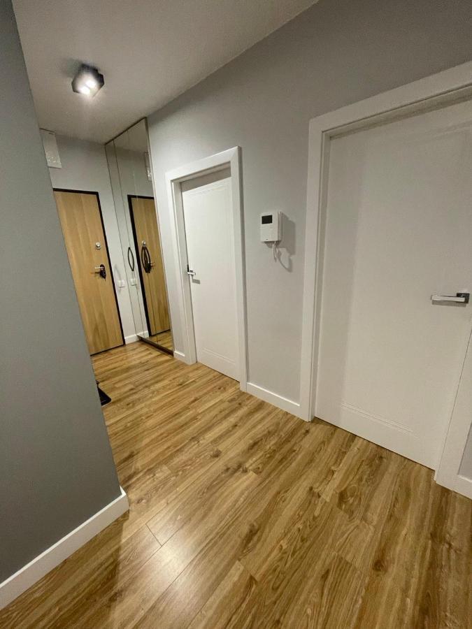Fajny Apartament Z Parkingiem, Obok Metra. Varsovia Exterior foto