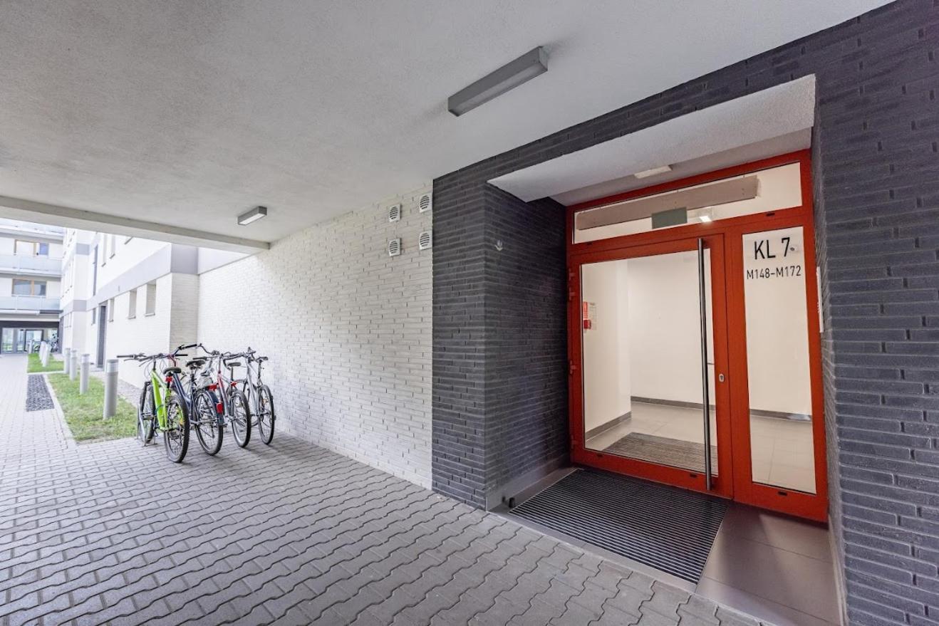 Fajny Apartament Z Parkingiem, Obok Metra. Varsovia Exterior foto