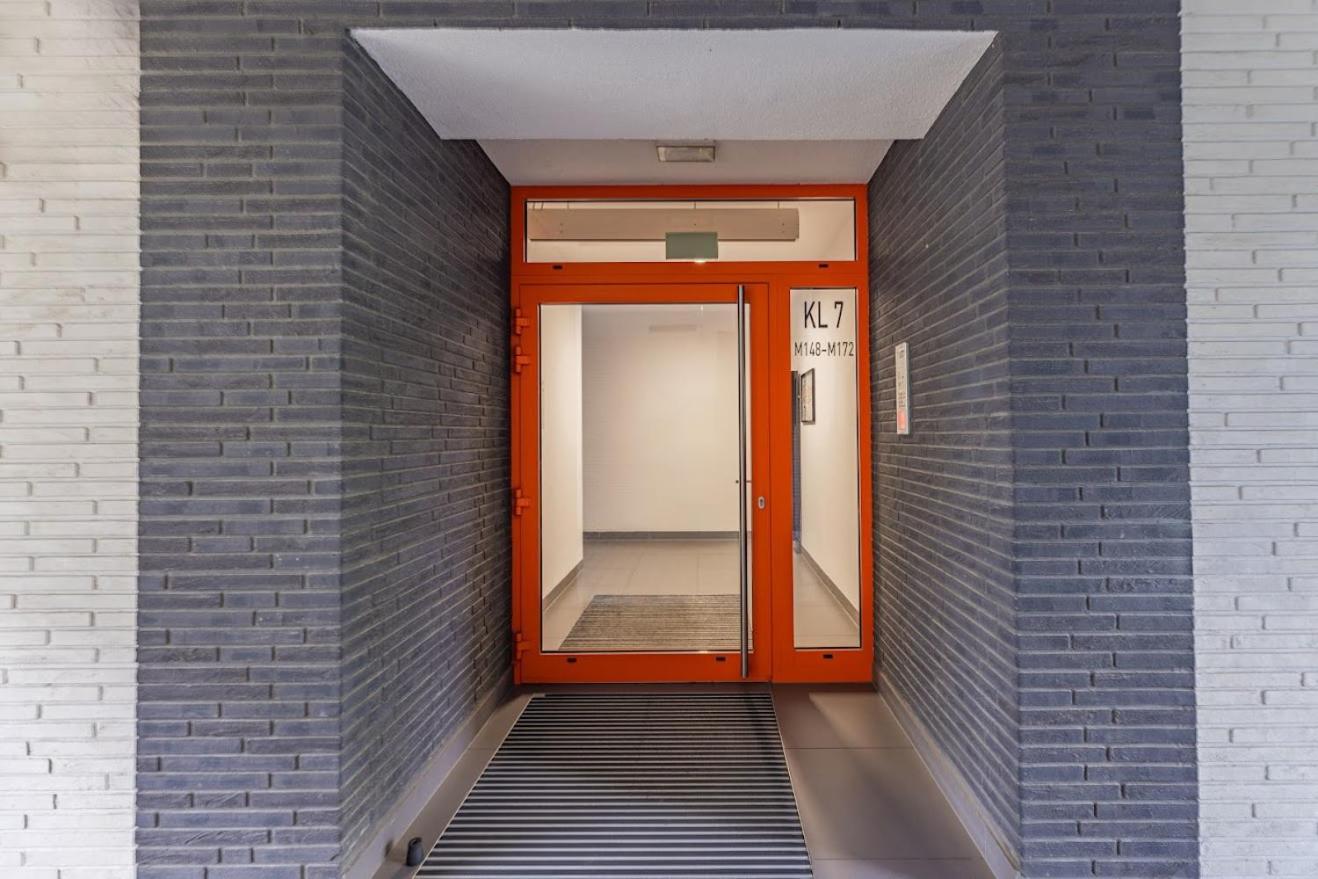 Fajny Apartament Z Parkingiem, Obok Metra. Varsovia Exterior foto