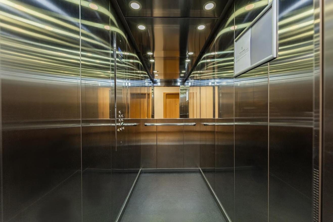 Fajny Apartament Z Parkingiem, Obok Metra. Varsovia Exterior foto