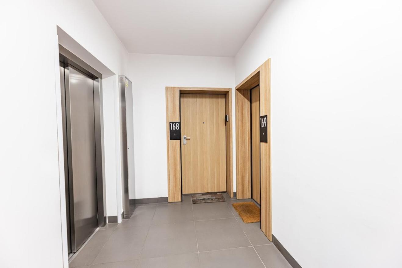 Fajny Apartament Z Parkingiem, Obok Metra. Varsovia Exterior foto