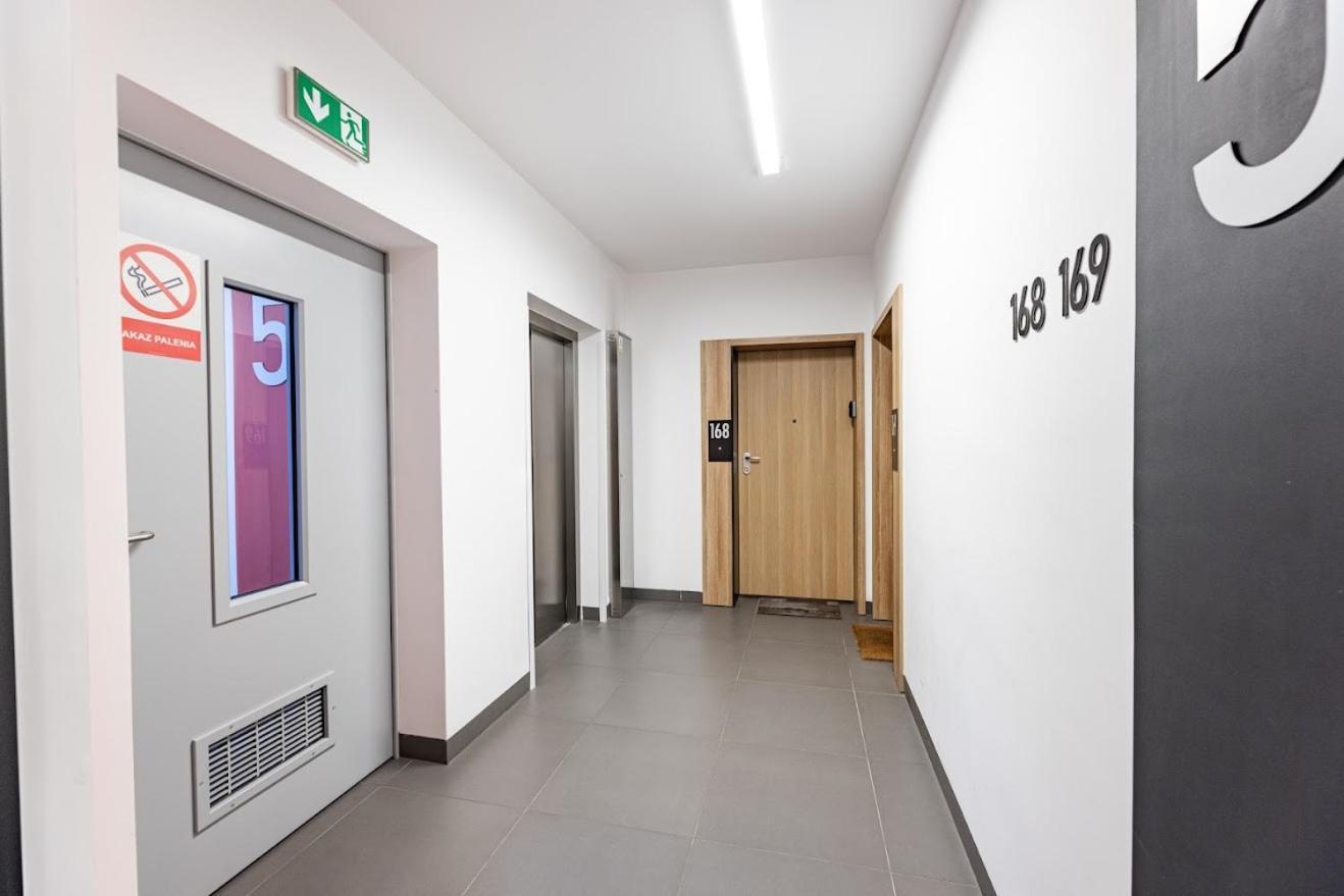 Fajny Apartament Z Parkingiem, Obok Metra. Varsovia Exterior foto