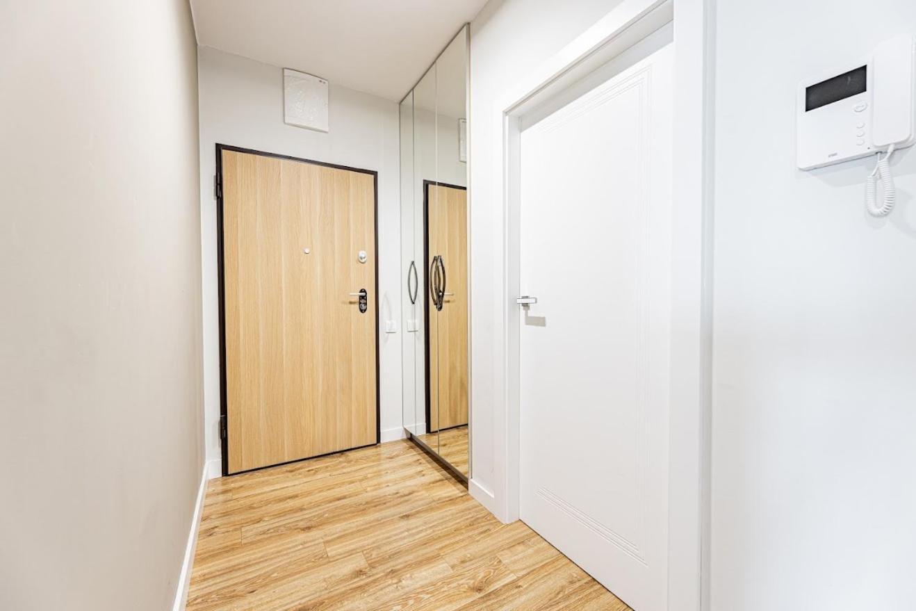 Fajny Apartament Z Parkingiem, Obok Metra. Varsovia Exterior foto